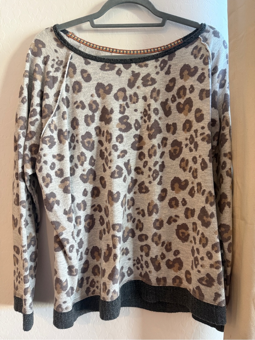 Knox Rose Off-the-Shoulder Leopard Print Sweater - Gray and Brown